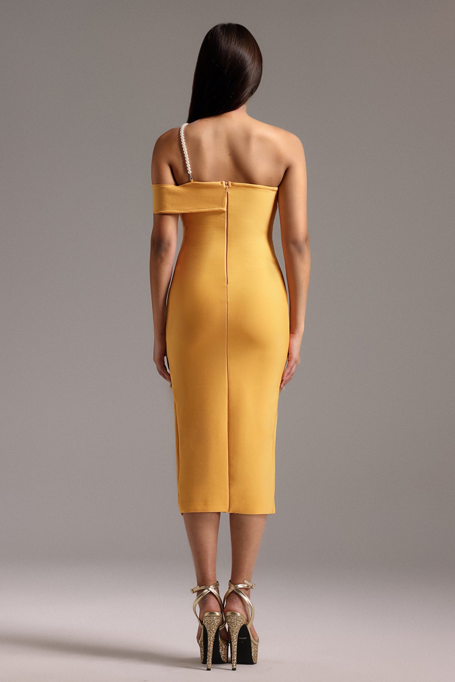 Falisa Bandage midi-jurk met één schouder en parelsplit