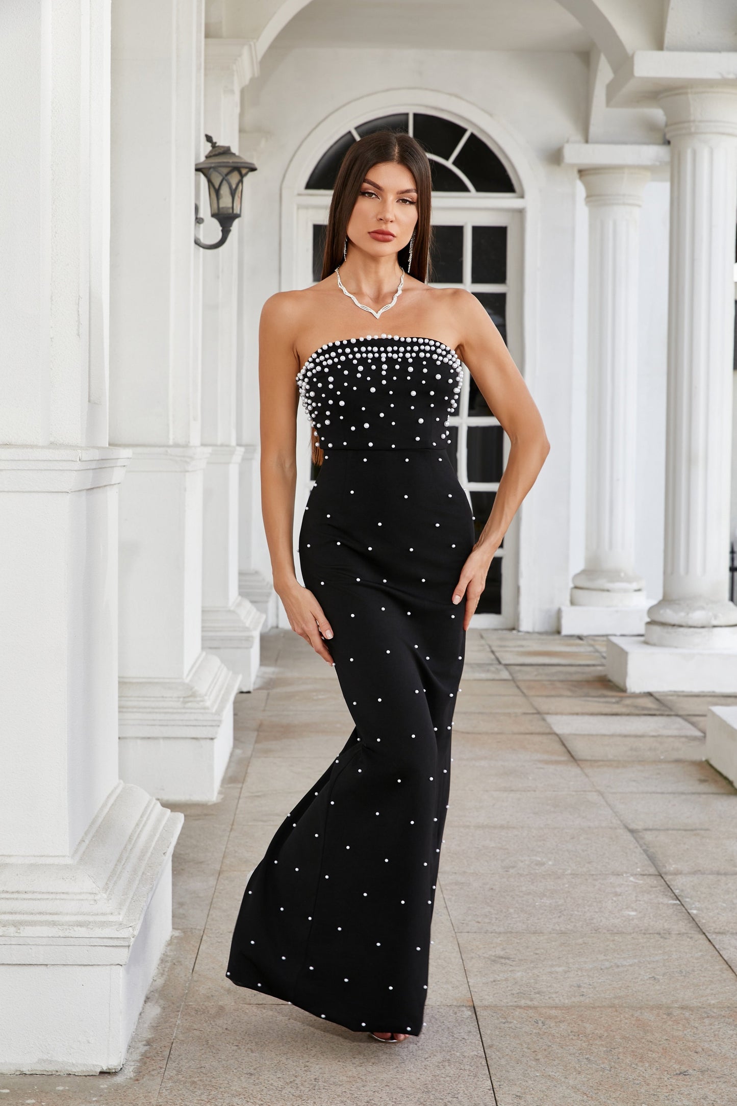 Abito maxi con perline senza spalline e maniche