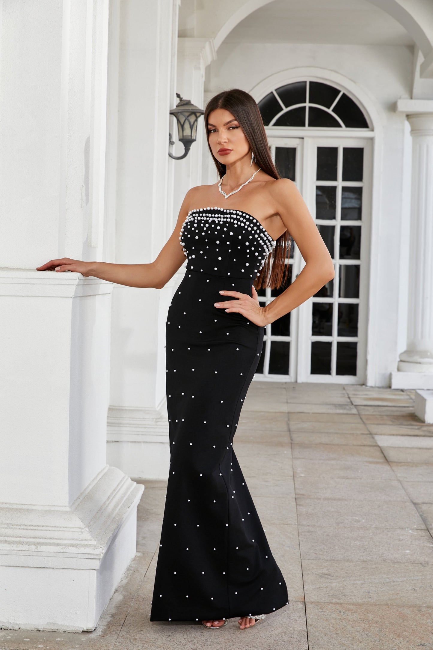 Abito maxi con perline senza spalline e maniche