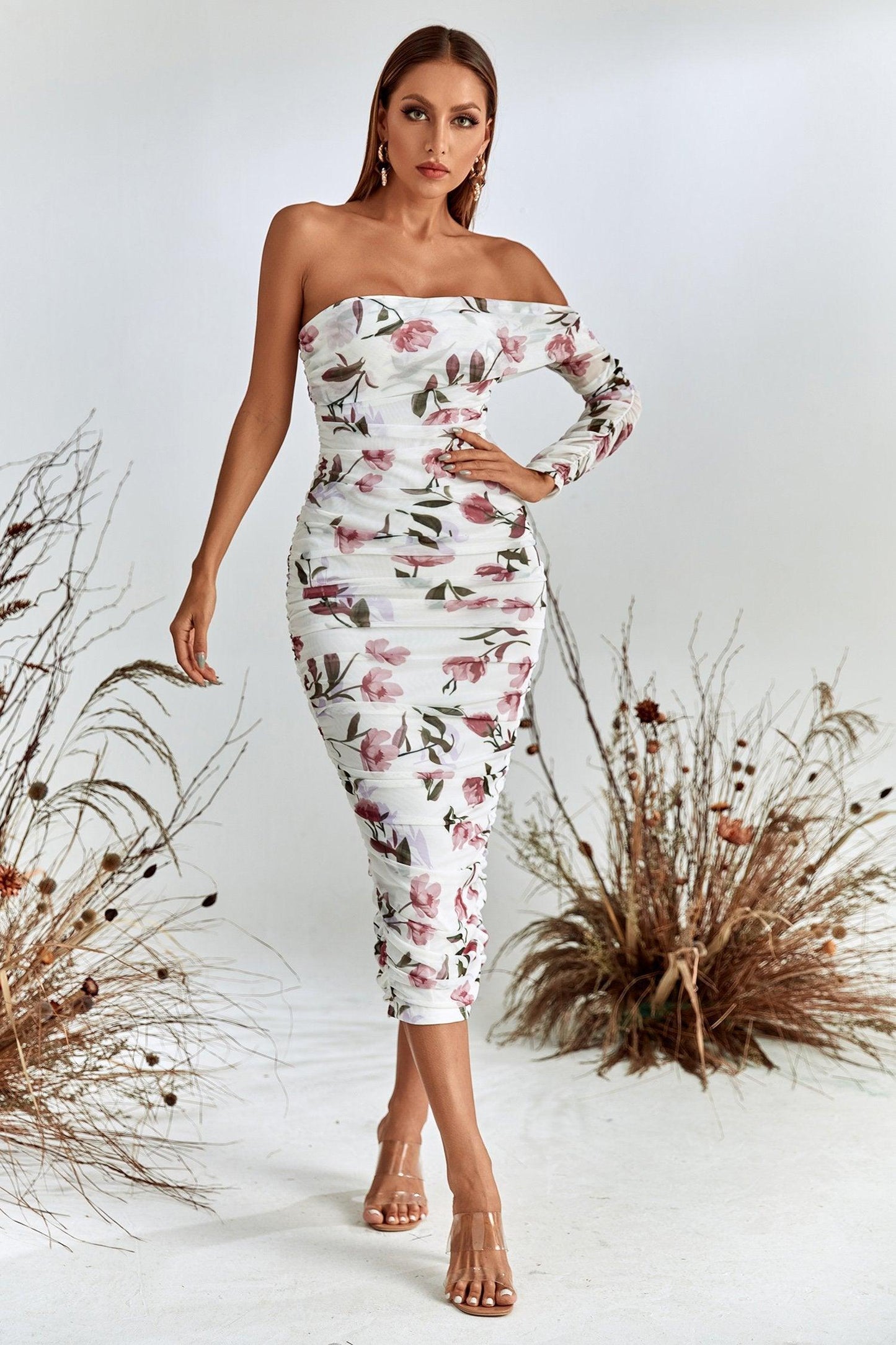 Abito midi in rete con una spalla Greca